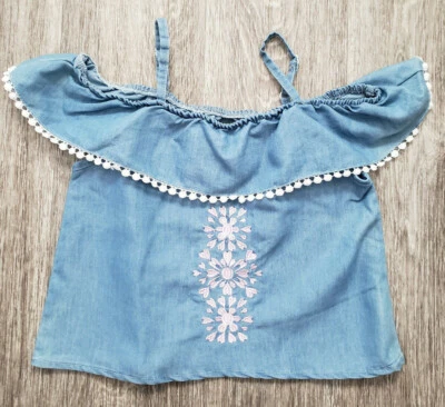 Blusa jeans de ombro frio feminina Dollhouse com detalhes bordados, tamanho 10/12 - Imagem 1 de 4