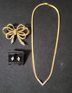 Nice Vtg Gold Tone 18" Flat Chain Necklace , Brooch & Earring Set W/Rhinestones - Picture 1 of 9