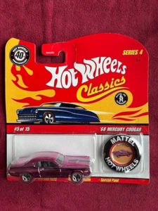 HOT WHEELS CLASSICS mit KNOPF! ~ ELOXIERTES LILA ~ 1968 MERCURY COUGAR ~ MOC! - Bild 1 von 2