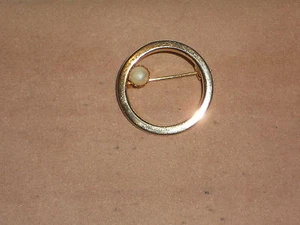 KREIS MIT EINER KUNSTPERLEN ANSTECKNADEL GOLDFARBEN - Bild 1 von 5