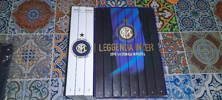 BOX+8 DVD nuovi+cover+fas LEGGENDA FC INTER 2010 TRIPLETE+3 DVD SCUD. CENTENARIO - Immagine 1 di 4