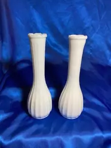 Zwei Vintage CLG Co. Mid Century Spirale überbackene weiße Milchglas Knospe Vase 9" - Bild 1 von 4