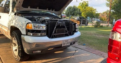 Parachoques delantero GMC Sierra 1999-2002 con luces antiniebla y soportes Foto 1 de 3