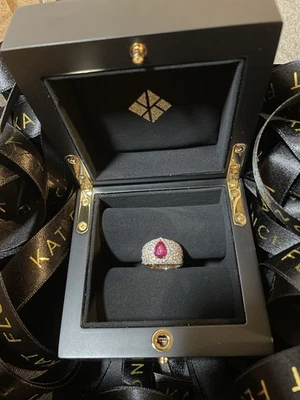 Anillo de diamantes y rubíes sin calentar Kat Florence de 2,04 quilates en oro amarillo de 18 k Foto 1 de 4