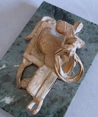 Sculpture abstraite - Selle de cheval , harnais stylisés en  bronze patiné - Photo 1/4