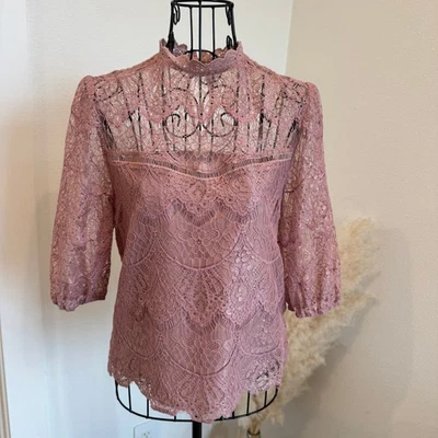 Blusa romántica transparente de encaje rosa cuello falso BB Dakota XS Foto 1 de 4