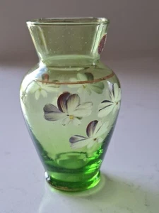 Jarrón vintage de vidrio verde pintado a mano hecho en Italia flores y dorado 4,25 pulgadas - Imagen 1 de 8