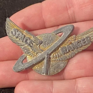 Spilla distintivo metallo grigio oro ali ranger spaziale Rocky Jones vintage anni 50 - Foto 1 di 5
