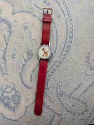 Винтажные часы Mickey Mouse Ingersoll США круглое время/оригинальная красная лента/работает!! - Изображение 1 из 4