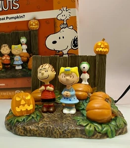 Departamento 56 PEANUTS VILLAGE ¿Es la Gran Calabaza? Figura iluminada Linus, Sally, Snoopy - Imagen 1 de 10