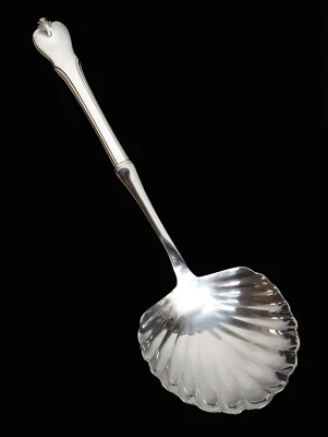 WALLACE GRAND COLONIAL STERLING SILVER HH 10.5" SCALLOPED BOWL SERVING SPOON - Image 1 of 3