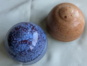 2 Studio Kunst Keramik blau und Farbe senden, Glasur Shaker Rassel Ball Briefbeschwerer 3" - Bild 1 von 15
