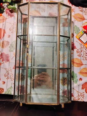 vtg small curio cabinet.. brass color 12 inches. Foto 1 de 4