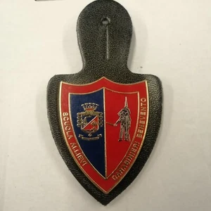 2516 - Distintivo con battipetto "Scuola Allievi Benevento" - attacchi a vite - Foto 1 di 2