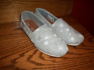 Toms Damen klassische bestickte Schneeflocken Gr. 6,5-Flats Slipper grau - NEU - Bild 1 von 3
