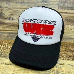 Defunct The Wiz Herren Truckermütze schwarz Druckknopflasche elektronischer Laden Retro Logo Kappe - Bild 1 von 8