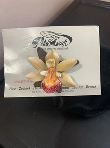 VINTAGE ORIGINAL PETAL CRAFT NEUSEELAND ECHTLEDER ANSTECKNADEL BROSCHE ORCHIRD NEU MIT ETIKETT - Bild 1 von 9