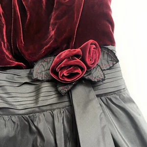 BCBG Maxazria Kleid Größe 8, 100 % Seide Blumen Rosen dunkelrot Samt ärmellos F3 - Bild 1 von 9