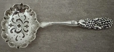 "TAMIZADOR DE AZÚCAR PERFORADO TIFFANY BLACKBERRY PATRÓN DE VID PLATA ESTERLINA 5 3/4""" Foto 1 de 4