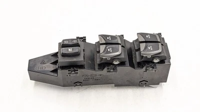 ПЕРЕКЛЮЧАТЕЛЬ СТЕКЛОПОДЪЕМНИКОВ ПЕРЕДНЯЯ ПРАВАЯ СО СТОРОНЫ ВОДИТЕЛЯ HYUNDAI SANTA FE MK3 935702W620 2015 - Изображение 1 из 4