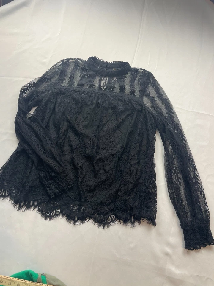 Blusa Xhilaration Negra de Encaje Manga Larga Simulada Cuello Alto Talla M Caprichoso Foto 1 de 4