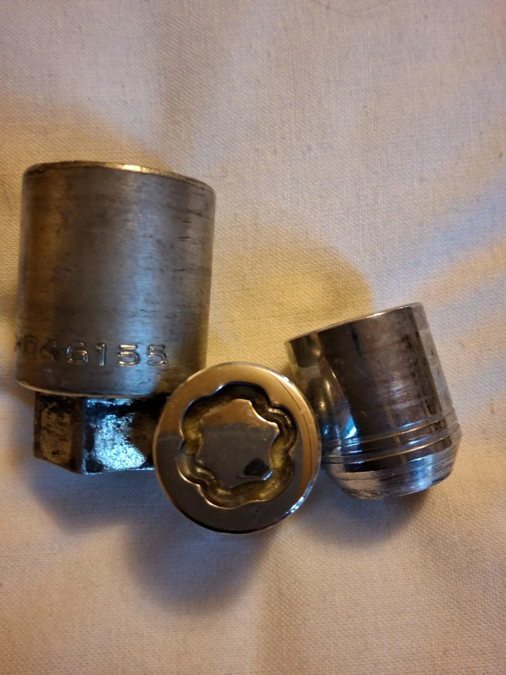 McGard Replacement Wheel Lock Key (046155) and 2 nuts Foto 1 de 1