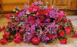 Targa da terra rosa caldo fiori San Valentino viola e fucsia azalee tomba giorno - Foto 1 di 3
