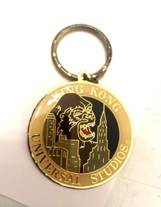 Vintage KING KONG ~ UNIVERSAL STUDIOS Florida Round Keychain ~ NOS DISNEY STORE - Picture 1 of 5