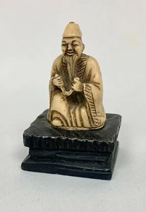 JAPON OKIMONO EN RÉSINE FIGURANT UN FONCTIONNAIRE - 6 CM - Foto 1 di 2