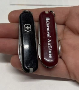 2 Mini Pocket Knifes Victorinox Swiss Army & Carnival Airlines - Picture 1 of 3