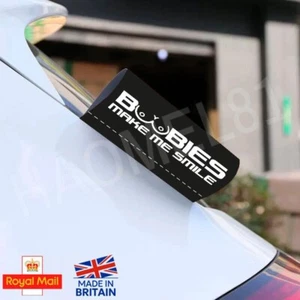 TAG YOUR CAR - Black Tag - Lustige Autoaufkleber - BOOBIES MAKE ME SMILE - Aufkleber - Bild 1 von 1