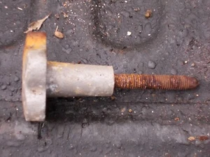 Early Alfa Romeo 2000, 102 Body, Rear Trunk Spare-tire Screw Hold Down - Bild 1 von 4