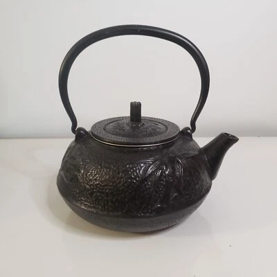 Старинный японский чугунный чайник из бамбука, сосны и цветов с крышкой и ситечком - Изображение 1 из 4