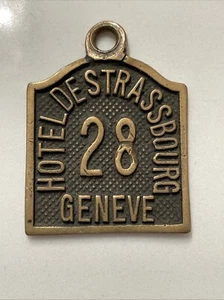 Llavero de bronce antiguo raro Hotel De Strassbourg Ginebra Suiza - Imagen 1 de 3