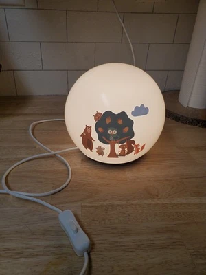Lámpara de mesa LED con patrón de bosque IKEA BRUMMIG 605.261.27 lámpara para niños Foto 1 de 4