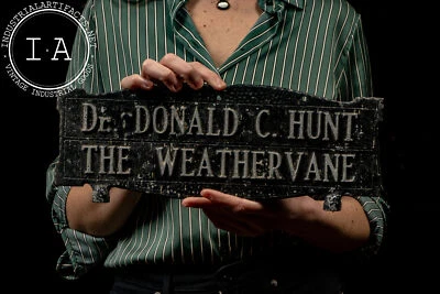 Placa comercial antiga de alumínio fundido em relevo com tampa de porta - Imagem 1 de 4