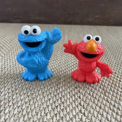 Lote 2 bonecos Sesame Street Hasbro 2013 Workshop Elmo Gookie Monster - Imagem 1 de 4