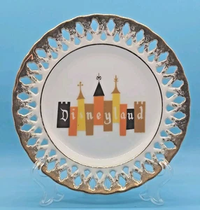 *DE COLECCIÓN* Plato Disneyland Productions - Castillo Porcelana Años 60 Enrejado 6 1/4" - Imagen 1 de 4