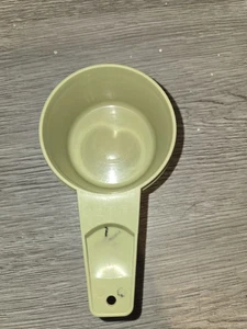 Vintage Tupperware ERSATZ-764-1 olivgrün verschachtelt Messen-1/2 Tasse-EUC - Bild 1 von 3