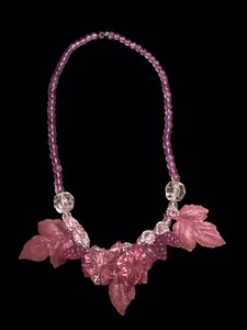 Collar Vintage HERMOSO Flores y Uvas Lucite Iridiscente 24 pulgadas púrpura y rosa - Imagen 1 de 3