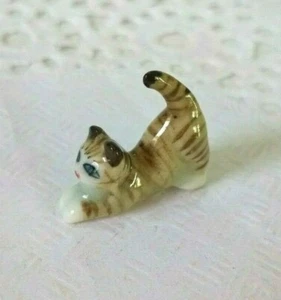 Braun gestreiftes Kätzchen Katzen Stretch Miniatur Keramik Tiere Figur Sammlerstück - Bild 1 von 6