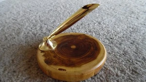 Einzigartig gearbeiteter Osage Orange Schreibtisch Stifthalter und Gold Look Luxye Kugelschreiber - Bild 1 von 4