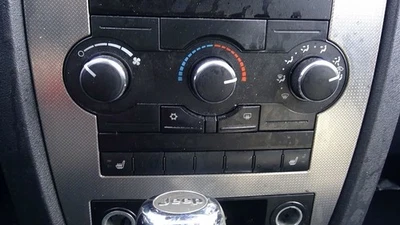 07 08 2009 10 Jeep Grand Cherokee control de temperatura con controles manuales Foto 1 de 4