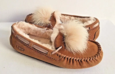 Zapatillas UGG DAKOTA POM POM CASTAÑO FORRADAS PIEL DE OVEJA EE. UU. 5 / UE 36 / REINO UNIDO 3,5 NUEVAS EN CAJA Foto 1 de 4