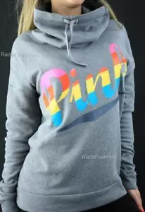 Victoria's Secret ROSA Sudadera Cuello Alto Pullover Logotipo Capucha de Lanza Nueva con Etiquetas - Imagen 1 de 1