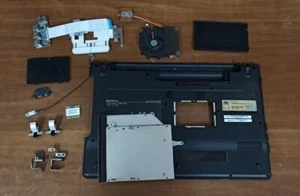 Ricambi SONY VAIO VPCEB1E8E - PCG-71213M / Cover, usb, touchpad, cerniere, ecc.. - Bild 1 von 17