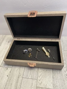 Konvolut Herrenschmuck in Holzbox - Manschettenknöpfe & Krawattennadel, 2 Krawattennadeln, Anstecknadel - Bild 1 von 7