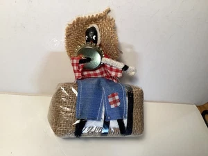 Vintage handgefertigte Spieluhr schwarz Volkskunst Stoffpuppe auf Stroh mit Banjo 5 Zoll - Bild 1 von 4