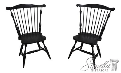 F67821: Par de sillones Windsor con respaldo de peine pintado negro Foto 1 de 4
