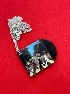 Einzigartige THE BEATLES VINYL SCHALLPLATTE HALSKETTE Album ABBEY ROAD Miniatur HANDGEFERTIGT - Bild 1 von 1